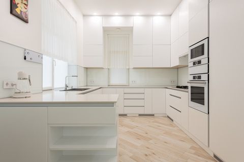 Почему белая кухня в 2025 году - это про фактуры, а не