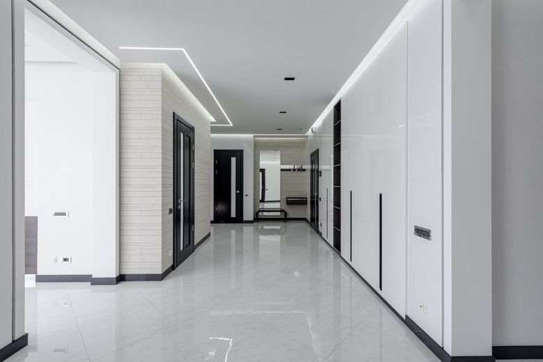 Какие нормы и допуски действуют для скрытых коммуникаций под потолком?