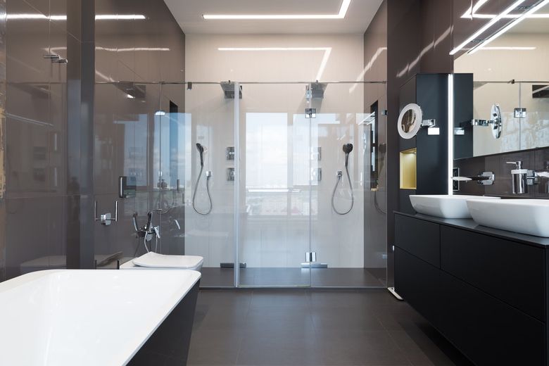 Какие варианты дизайна walk-in душа подходят для премиум-интерьера