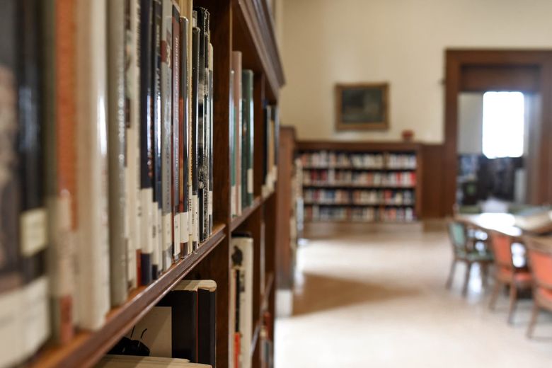 Какие нормативы нагрузки выдержат книжные полки в загородном доме?