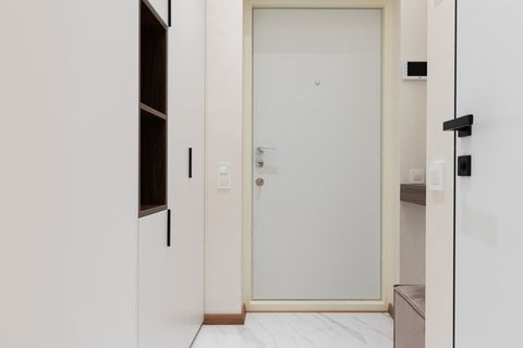 Нужно ли согласовывать замену входной двери с УК в White Box?